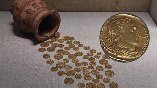 كنز من عملات ذهبية