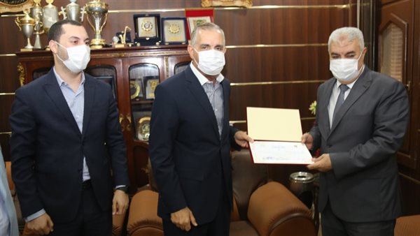 محافظ كفر الشيخ يهدي