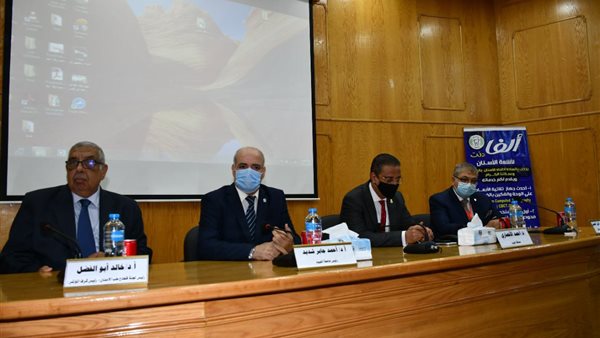 محافظ الفيوم يشهد