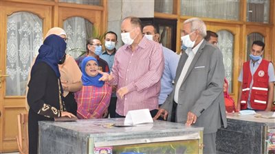 محافظ أسيوط يوزع 8 أفران منزلية وماكينات خياطة وأجولة دقيق لذوات الهمم