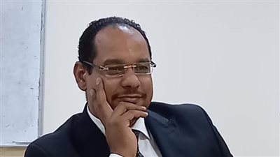 يخون يقينه.. شعر سيد عبد الرازق