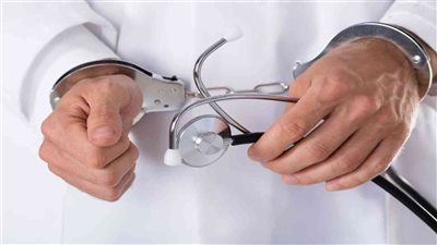 النقابة لا تملك الحق في إيقاف النشاط المخالف.. من المسئول عن انتشار ظاهرة الأطباء المزيفين؟