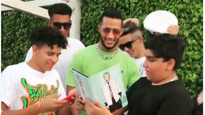 الجمهور يلتف حول محمد رمضان أمام منزله بالساحل (فيديو)