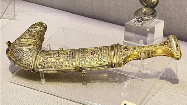 خنجر له غمد من الذهب