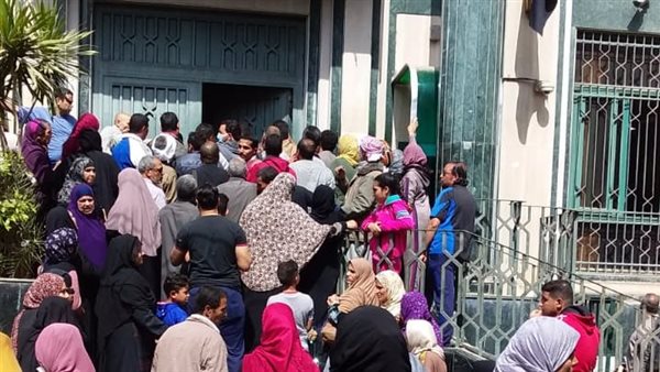 زحام أمام البنك ـ