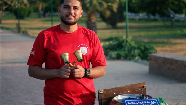 طالب يبيع القهوة