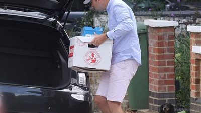 بعد إقالته من منصبه.. وزير الصحة البريطاني يجمع ملابسه في أكياس القمامة (صور)