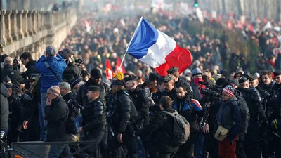 إصابة 3 من قوات الأمن في اشتباكات مع المتظاهرين في باريس بسبب إجراءات كورونا