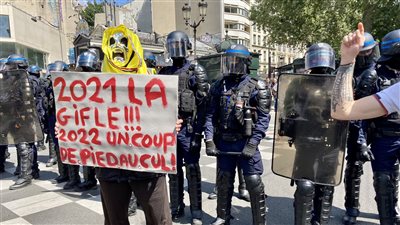 بالرقص والغناء.. آلاف المتظاهرين يجوبون شوارع فرنسا ضد الإجراءات الاحترازية المشددة