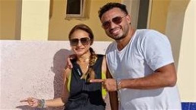 زوج نيللي كريم يسخر من هاني شاكر: يصدر أمرًا بمنع أي شخص يغني في الحمام