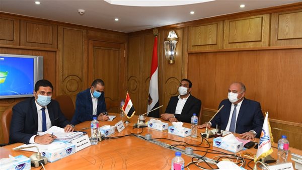 محافظ قنا يستقبل