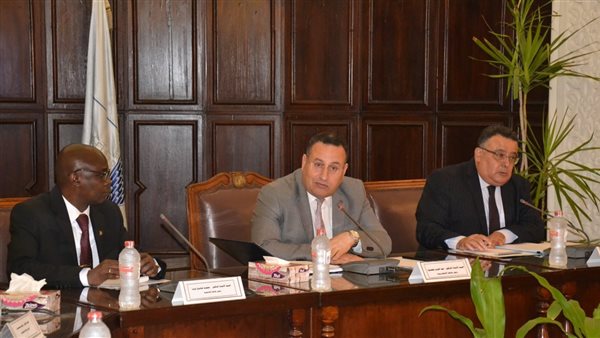 الدكتور عبد العزيز