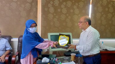 رئيس مياه الفيوم يمنح درع التميز لعدد 13 مهندسا