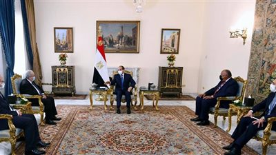 السيسي يستقبل وزير الخارجية الجزائري ويؤكد حرص مصر على تطوير العلاقات الثنائية