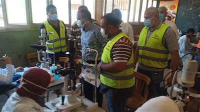 السكرتير المساعد بأسيوط يتابع إحدى القوافل الطبية بمركز صدفا