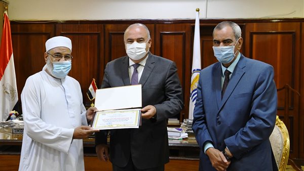 محافظ قنا يكرم الجمعية