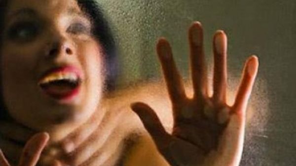 خنق امرأة - صورة