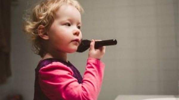 طفلة تضع مكياج