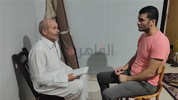 الأب أثناء حديثه