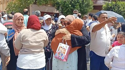 بالأحضان والورود.. أولياء الأمور يهنئون أبناءهم بانتهاء ماراثون الثانوية العامة بالدقهلية (فيديو)