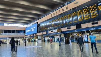 بريطانيا تجري اختبارات لفيروس كورونا داخل محطات القطارات