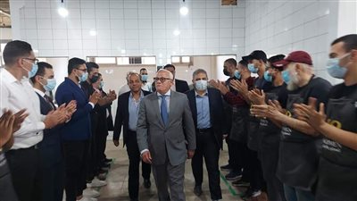 ممر شرفي لمحافظ بورسعيد خلال زيارته للمنطقة الصناعية.. والعمال: 