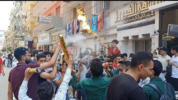 رقص وزغاريد احتفالًا