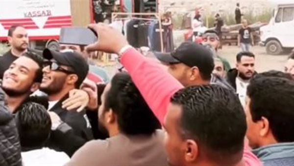 الجمهور يلتف حول