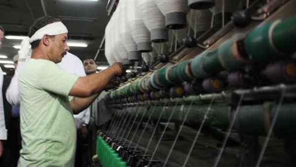 عامل بالغزل والنسيج-