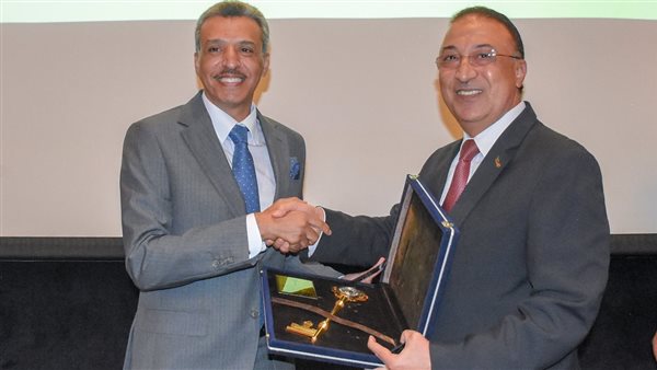 الشريف يهدي القنصل