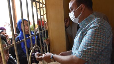 على أنغام المزمار.. محافظ أسوان يفتتح أول مخبز بلدى بقرية الأشراف