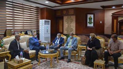 محافظ المنيا يستقبل رئيس مجلس إدارة مكتبات مصر العامة