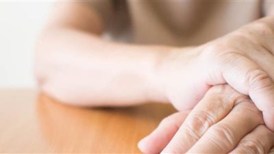  شلل يصيب أطراف الجسد.. ما هو مرض باركنسون العصبي؟