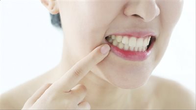  أبرزها تناول القهوة واضطراب العواطف.. 7 أسباب لظهور تقرحات الفم