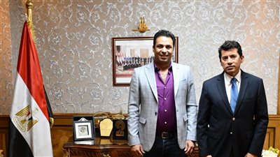 وزير الشباب والرياضة يكرم إبراهيم مدكور لتتويجه ببرونزية الألعاب الإلكترونية