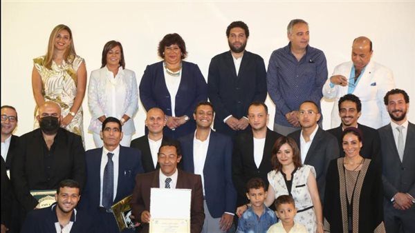 وزيرة الثقافة مع