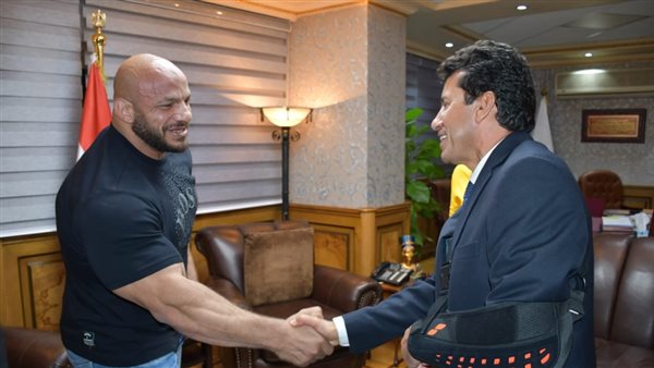 وزير الشباب وبيج