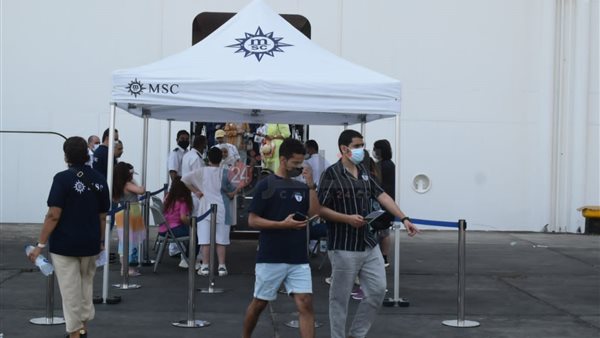 خلال استقبال السياح