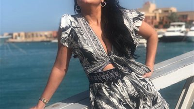 رانيا يوسف تستعرض رشاقتها بـ”الروب”.. والجمهور: “ما تتهدي شويه عايزين نصوم” (فيديو)