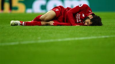 عاجل.. إصابة خطيرة لمحمد صلاح ومغادرته الملعب أمام نيوكاسل (صور وفيديو)