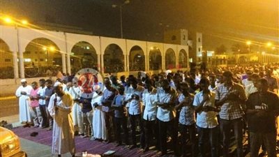 مئات السودانيين يؤدون صلاة التراويح بالميادين (صور)