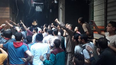 خاص.. القبض على حرامي حاول سرقة البضائع أثناء حريق الموسكي (فيديو)