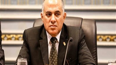 ترك والدته وأغلق الصنبور.. وزير الري ينشر مقطع لطفل رشد استهلاك المياه (فيديو)