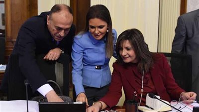 “تابلت لكل وزير” في اجتماع الحكومة اليوم بدلًا من الملفات الورقية