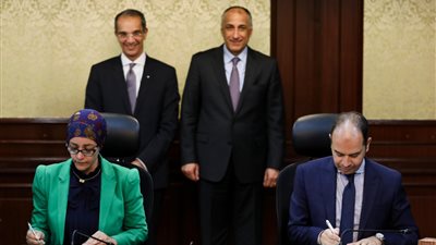 تعاون بين “الاتصالات” و”المركزي” لتأهيل العاملين بالقطاع المصرفي لأمن المعلومات وتحليل البيانات