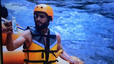 رامز جلال للقرد: “فرجاني ساسي زمالكاوي وطبعا إنتا اهلاوي زيي” (فيديو)