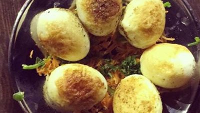 بسمة وهبة تسخر من البيض المدحرج على طريقتها الخاصة (فيديو)