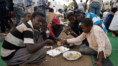 شاهد إفطار رمضان على مائدة اعتصام السودانيين