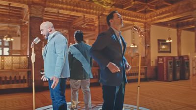 شاهد.. رئيس “البنك العقاري المصري العربي” يسخر من إعلان “بنك مصر ” (صورة)