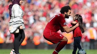 صلاح يحتفل مع أسرته بلقب هداف الدوري الإنجليزي (صور)